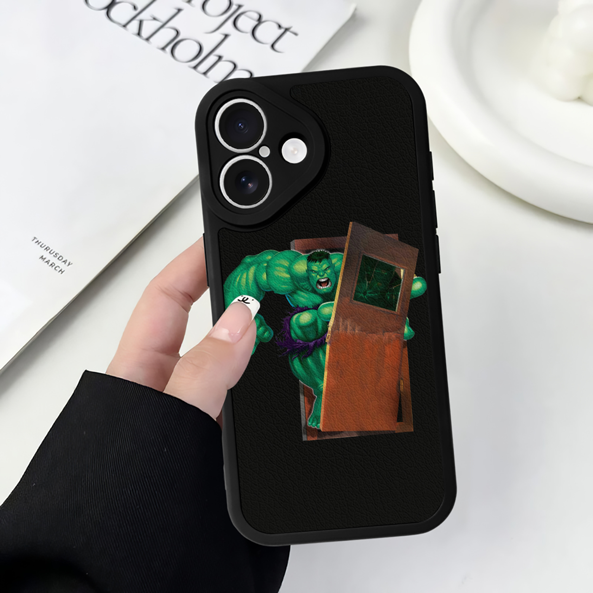 （画像用） アベンジャーズ The Avengers 【iPhone 16シリーズ対応】シリコンスマホケース（レザー調） 材質：シリコン